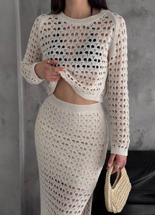 Трикотажный комплект включает приталенную юбку миди и лонгслив из трикотажа.