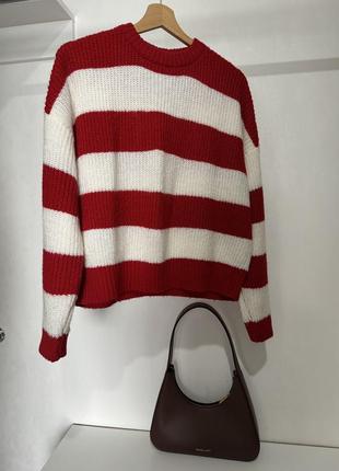 Вязаный свитер в красно-белую полоску от бренда housebrand