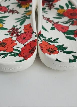 Крокс вьетнамки кадни женские белые с цветами crocs kadee ii printed floral flip women - white/floral4 фото