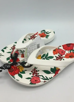 Крокс вьетнамки кадни женские белые с цветами crocs kadee ii printed floral flip women - white/floral1 фото