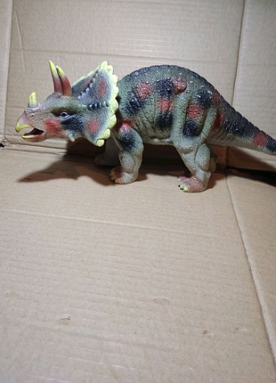 Динозавр іграшка трицерапторс із європи