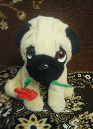 Мопс собака з квіткою м'яка іграшка привезений з європи1 фото