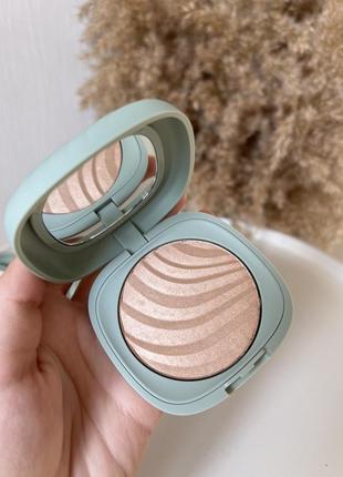 Kiko create your balance glow boost powder highlighter - нежный хайлайтер с шелковистым ощущением.