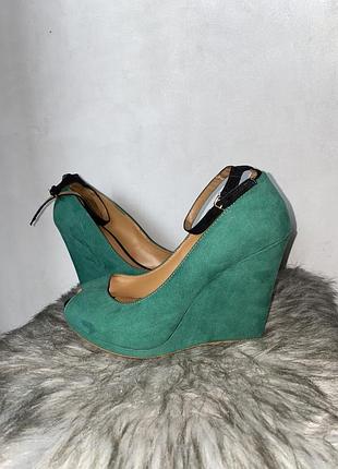 Замшевые босоножки на платформе