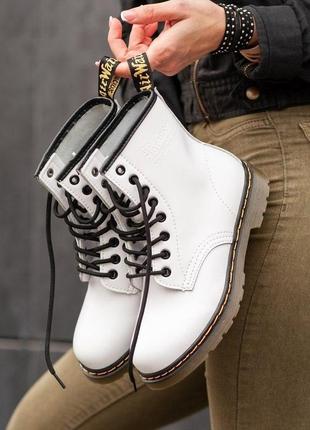 Прекрасні жіночі черевики dr. martens шкіра демисезон білі