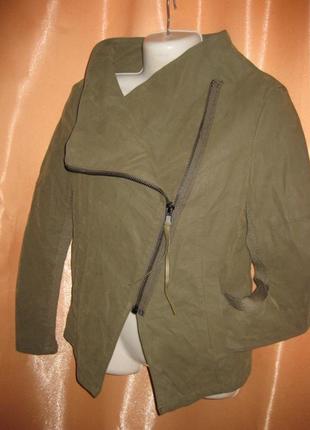 Модна куртка косуха під шкіру замшу плотна скошена широке горло зручна темна хакі divided з кишенями