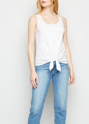 Білий топ на зав'язку