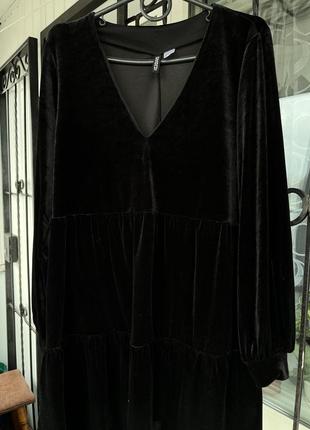 Чорна оксамитова ярусна сукня divided