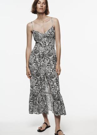 В наявності сукня середньої довжини з принтом і домотканим ефектом