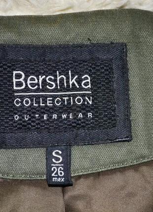 Парка — тепла жилетка подовжена безрукавка жилет хакі bershka9 фото