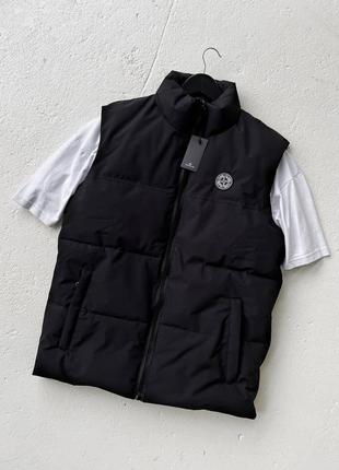 Демісезонна чорна жилетка stone island