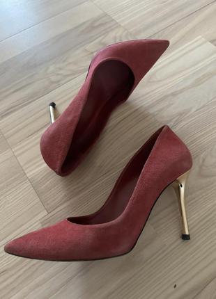 Красные замшевые туфли aldo с золотым каблуком