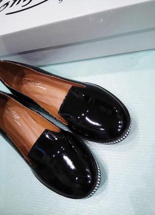 36р.23 см нові лаковані туфлі — лофери з натуральної tomfr3 фото