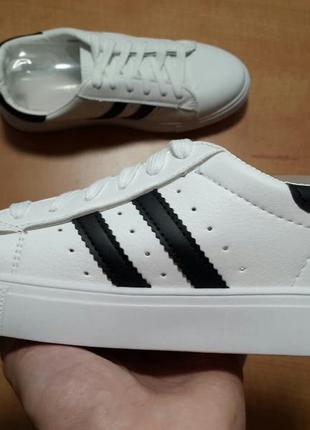 Жіночі кеди-кросівки з чорними смужками