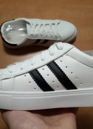 Жіночі кеди-кросівки з чорними смужками