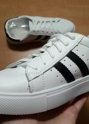 Жіночі кеди-кросівки з чорними смужками