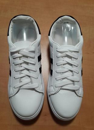 Жіночі кеди-кросівки з чорними смужками