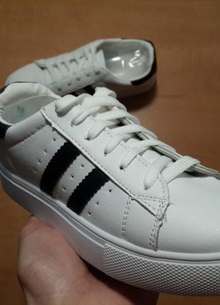 Жіночі кеди-кросівки з чорними смужками