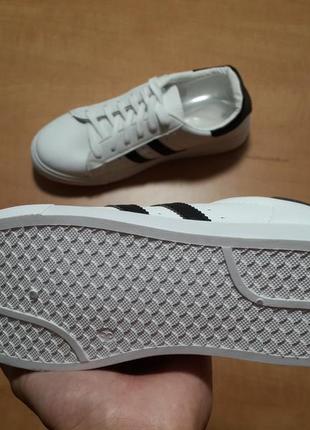 Жіночі кеди-кросівки з чорними смужками