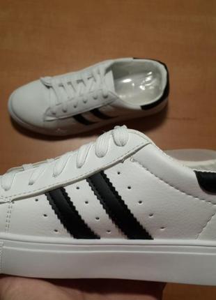 Жіночі кеди-кросівки з чорними смужками