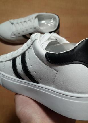 Жіночі кеди-кросівки з чорними смужками