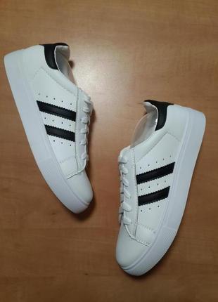 Жіночі кеди-кросівки з чорними смужками