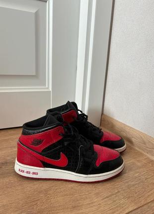 Кросівки жіночі jordan air jordan 1 mid «bred» (gs)