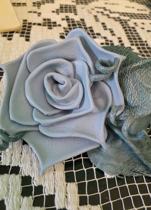 Брош "блакитна троянда" з натуральної шкіри, виготовлена вручну1 фото