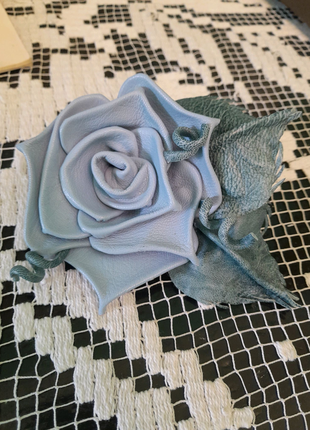 Брош "блакитна троянда" з натуральної шкіри, виготовлена вручну3 фото