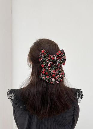 Чорний бант для волосся з квітковим принтом1 фото