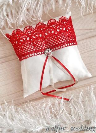 Набор свадебных аксессуаров в красном цвете:подушечка для колец,подвязка невесты на ногу.3 фото