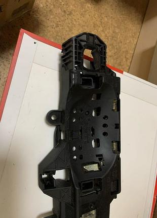 8w02837812a vag кронштейн ручки передней правой двери audi a4 b9