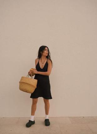 Легке коротка сукня на літо з відкритою спиною