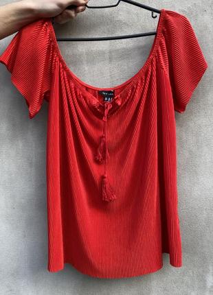Сатинова червона блуза у плісе відкриті плечі