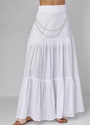 Хлопковая длинная юбка макси с оборками украшена ожерельем из жемчуга белая1 фото