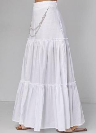 Хлопковая длинная юбка макси с оборками украшена ожерельем из жемчуга белая3 фото