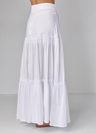 Хлопковая длинная юбка макси с оборками украшена ожерельем из жемчуга белая4 фото