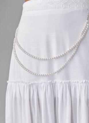Хлопковая длинная юбка макси с оборками украшена ожерельем из жемчуга белая5 фото