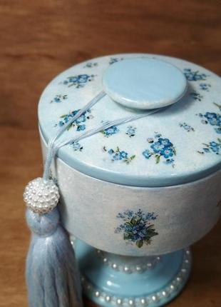 Небольшая круглая шкатулка