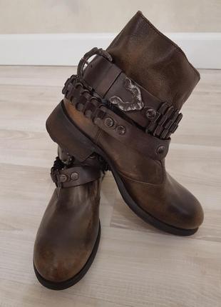 Новые демисезонные кожаные ботинки с пряжками итальянского бренда ovye 37