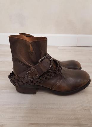 Новые демисезонные кожаные ботинки с пряжками итальянского бренда ovye 372 фото