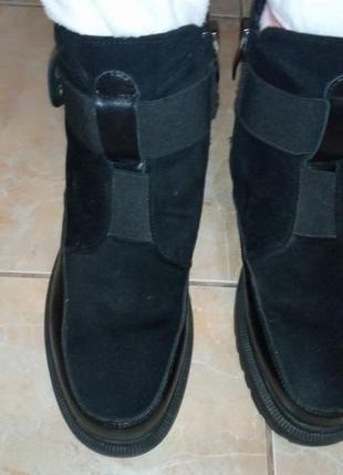 Женские ботиночки чёрного цвета.