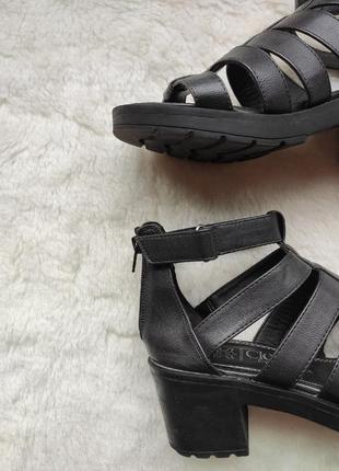 Черные натуральные кожаные туфли босоножки сандалии на широком каблуке с липучками по щиколотку9 фото