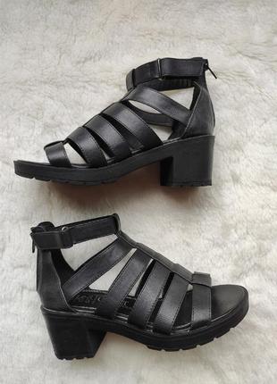 Черные натуральные кожаные туфли босоножки сандалии на широком каблуке с липучками по щиколотку5 фото