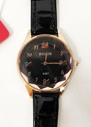 Стильний чорний наручний годинник жіночий. з блискучим ремінцем.