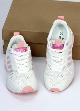 Белые текстильные кроссовки с розовыми вставками и с резиновым покрытием3 фото