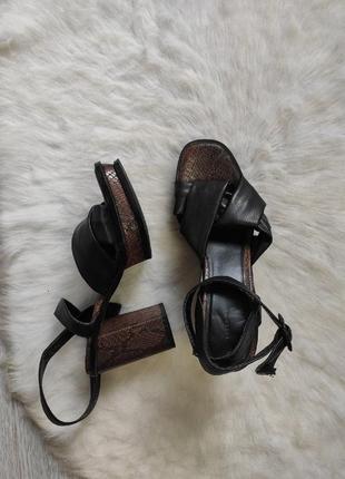 Черные змеиные кожаные босоножки каблуке рептилии принт ремешками квадратным носком bershka1 фото