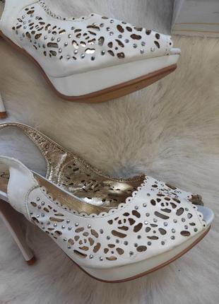 Белые кожаные свадебные нарядные туфли босоножки на каблуке стразами ажурные перфорированые4 фото