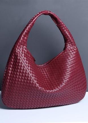 Сумка хобо. сумка шоппер плетеная. бордовая сумка тренд 2024. плетеный шоппер