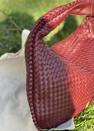 Сумка хобо. сумка шоппер плетеная. бордовая сумка тренд 2024. плетеный шоппер5 фото